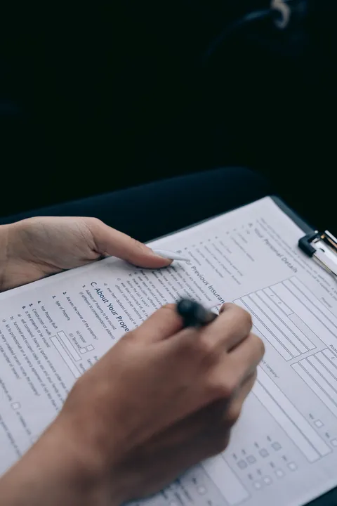 Wypełnianie formularza na podkładce