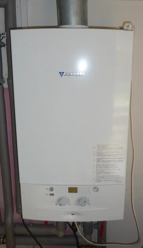 Ścienny kocioł gazowy z przewodami instalacji