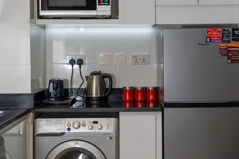 Kuchnia z lodówką, pralką i drobnymi urządzeniami elektrycznymi