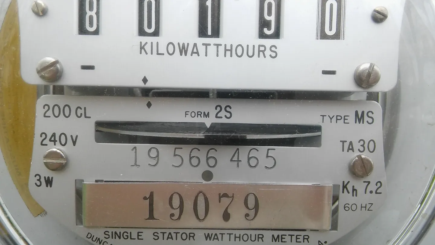 Zbliżenie licznika energii elektrycznej z wyświetlaczem